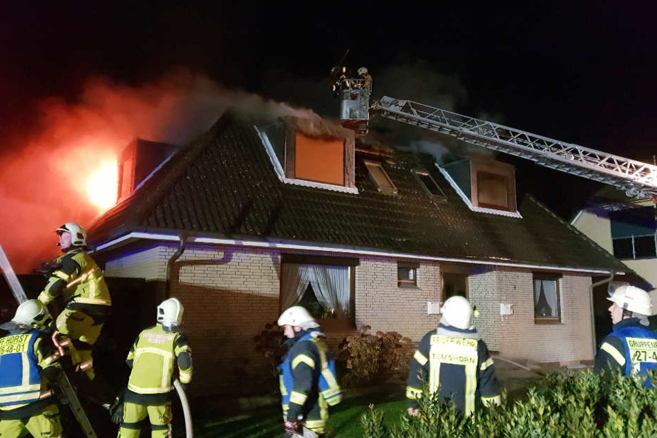 Mit Drehleitern versucht die Feuerwehr den Brand zu löschen.