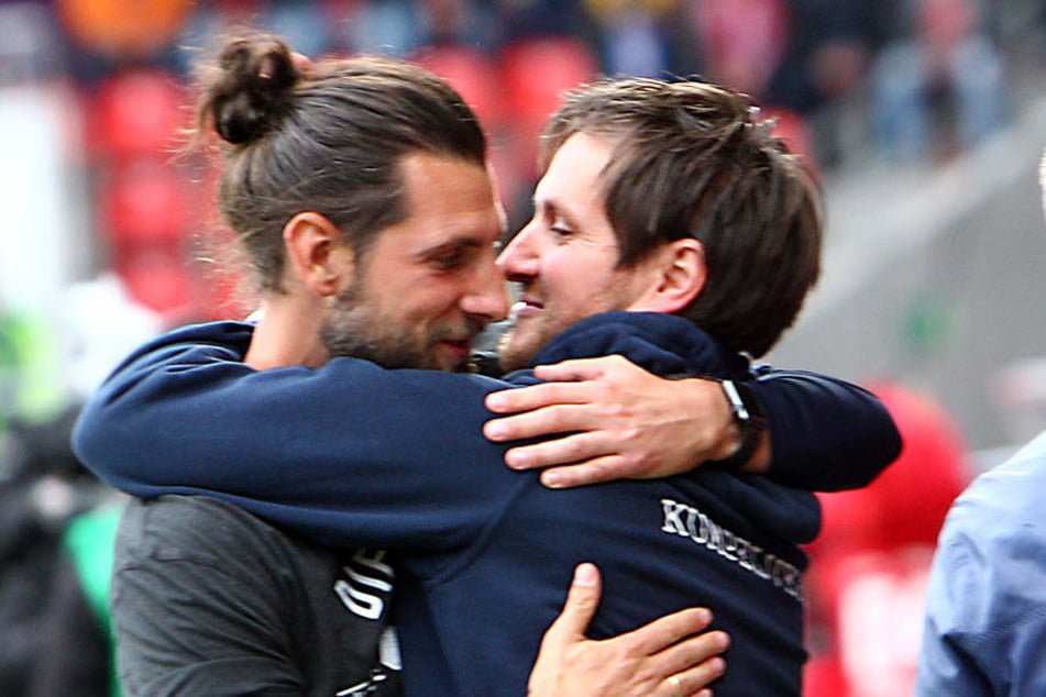 Hannes Drews (r.) umarmte nach dem Spiel seinen Co-Trainer Robin Lenk.