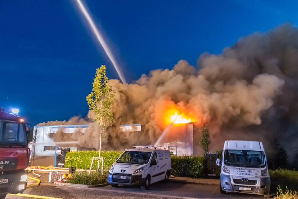 Meterhohe Flammen schossen aus dem Firmengelände in die Höhe.