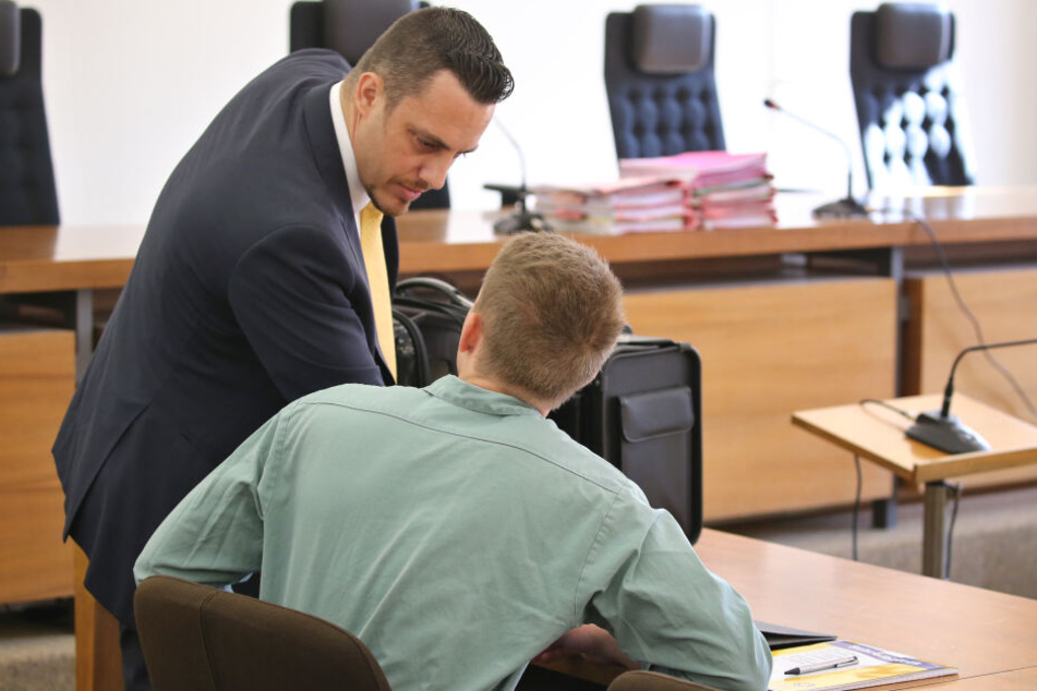 Ein 22-Jähriger sitzt im Landgericht neben seinem Rechtsanwalt Werner Hamm (l) auf der Anklagebank.