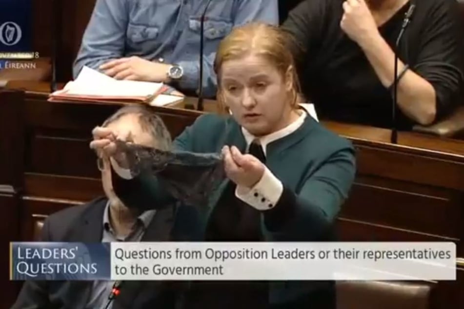 Die irische Abgeordnete Ruth Coppinger zeigte in einer Sitzung des irischen Parlaments einen String-Tanga als Solidarität.