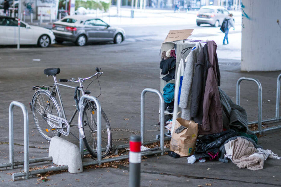 Kleiderständer zum Geben und Nehmen von Winterkleidung auf in der Stuttgarter Innenstadt.