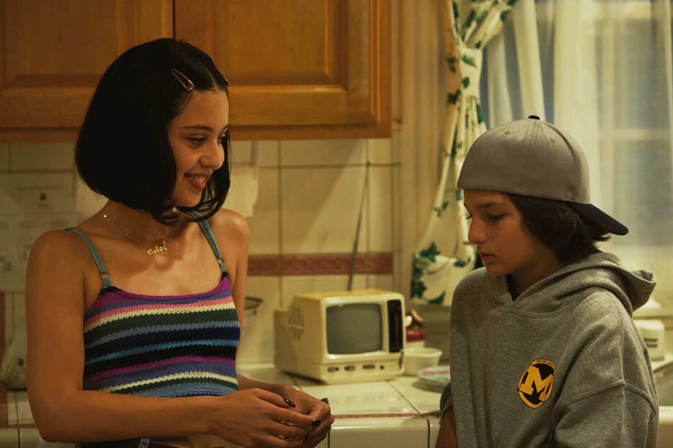 Estee (l., Alexa Demie) lernt Stevie (r., Sunny Suljic) auf einer Homeparty kennen.