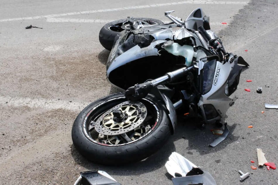 Der Kradfahrer wurde bei dem Unfall schwer verletzt. (Symbolbild).
