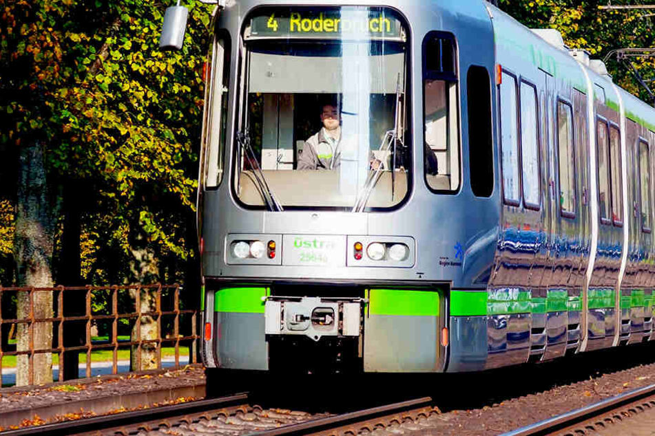 Der kleine Hund wurde von der Hannoveraner Straßenbahn 50 Meter weit durchs Gleisbett geschleift.