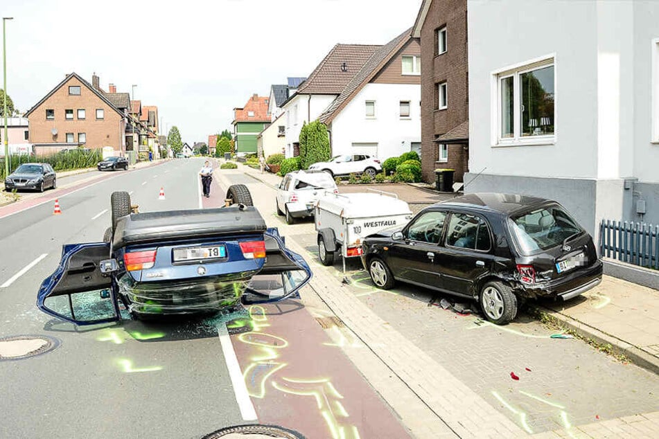 Die Frau krachte erst gegen geparkte Autos und einen Anhänger.