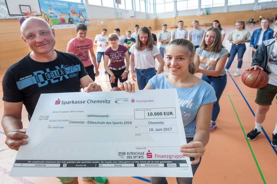 Jörg Bretschneider (50) und Leichtathletin Lilli Schröder (15) freuen sich über 10.000 Euro von der Sparkasse und dem DOSB.