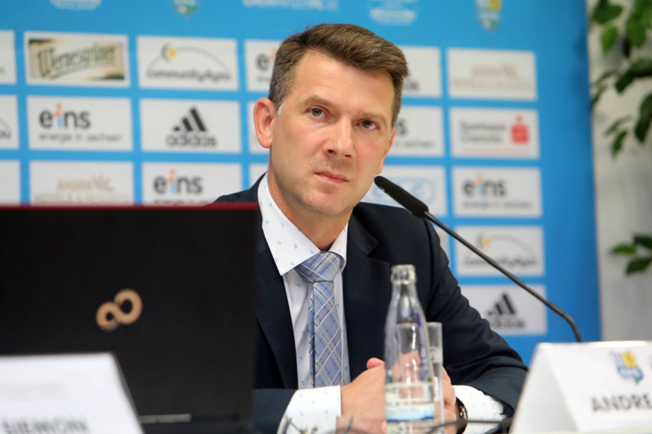 Ein zweifelnder Andreas Georgi bei einer vorheriger Pressekonferenz des CFC.