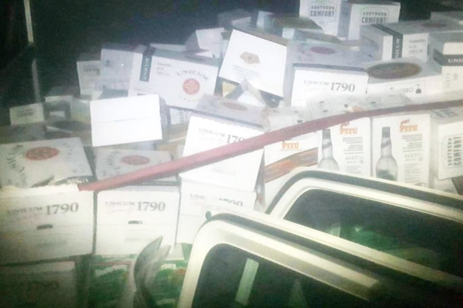 Im Transporter fanden sich mehr als 300 Kisten voller Spirituosen.