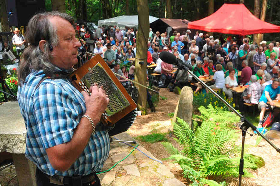 Das Gedenken an den erzgebirgischen Liedermacher Anton Günther (†1937) lockte im vergangenen Jahr 1200 Besucher in den Grenzort Weipert.