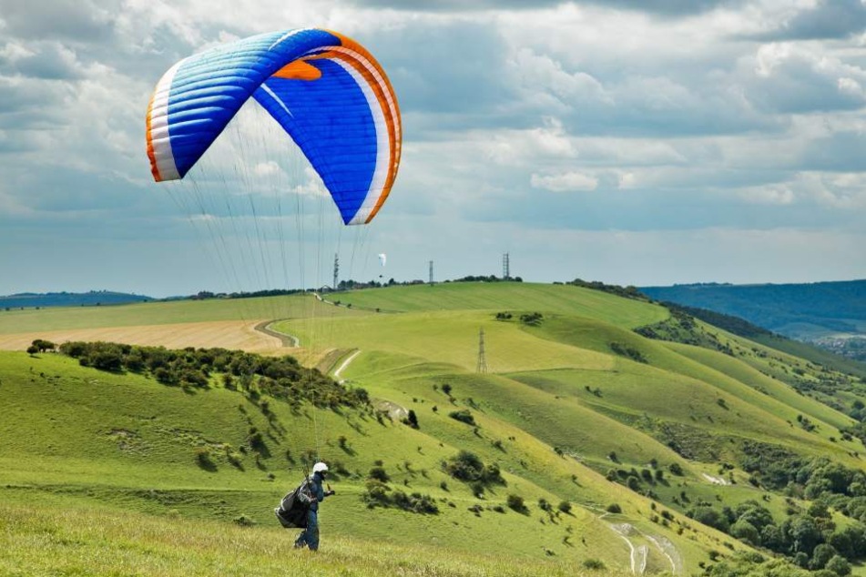Der Urlauber stürzte mit seinem Paraglider ab. (Symbolbild)