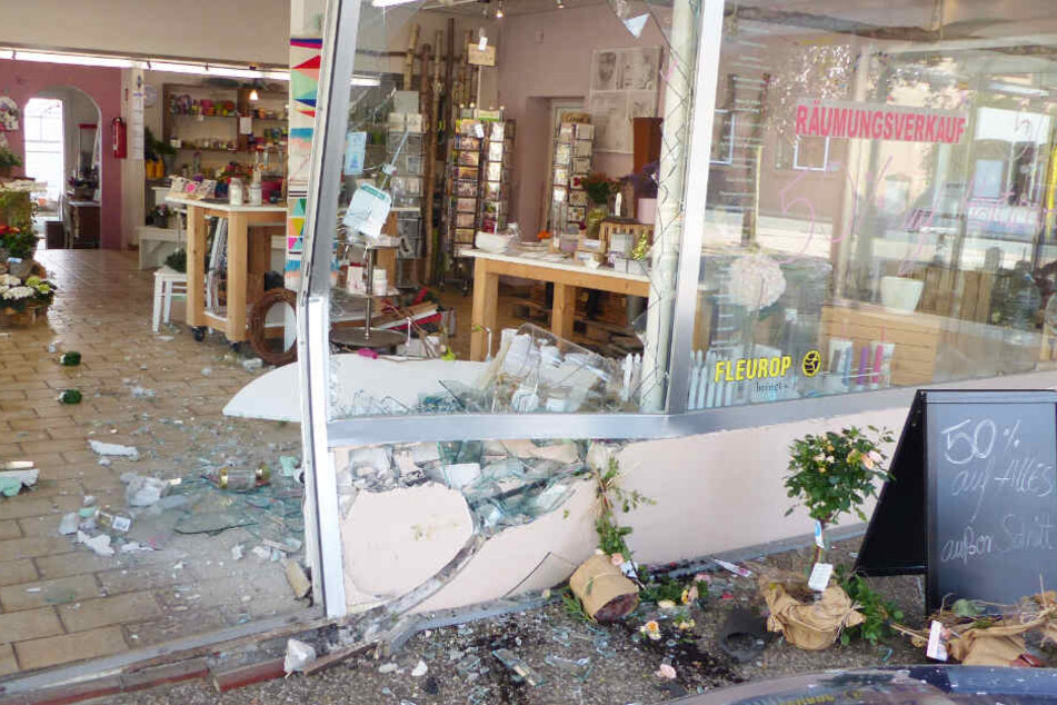 Die Fassade des Geschäfts wurde durch den Unfall zerstört.