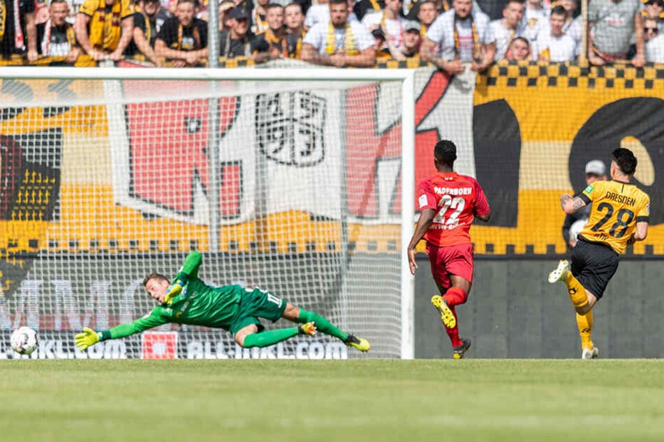 Eines seiner drei Tore: Baris Atik (r.) erzielt hier das 2:1 für Dynamo.