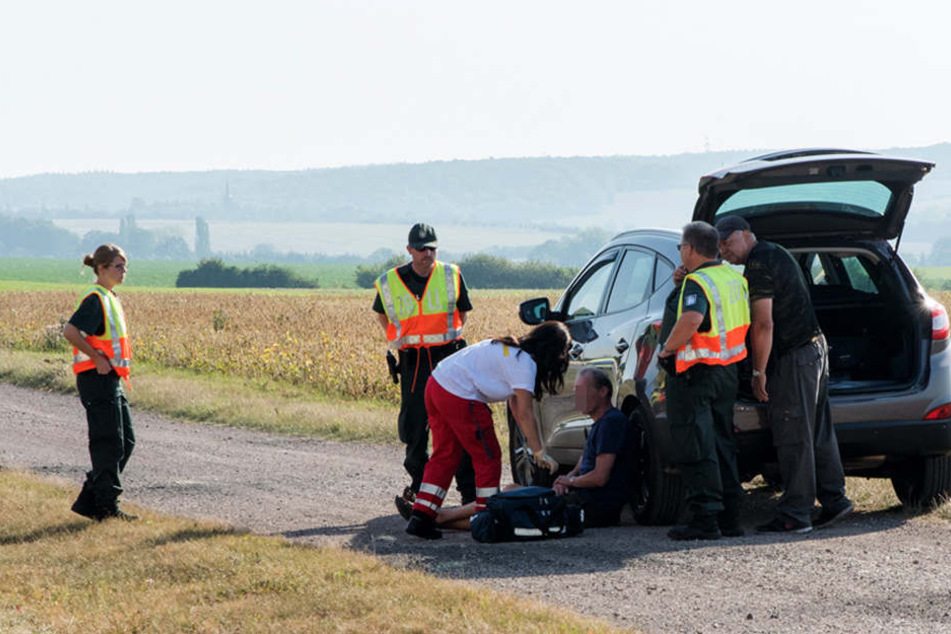 Nach dem Unfall wurde der Falschfahrer von Rettungskräften betreut.