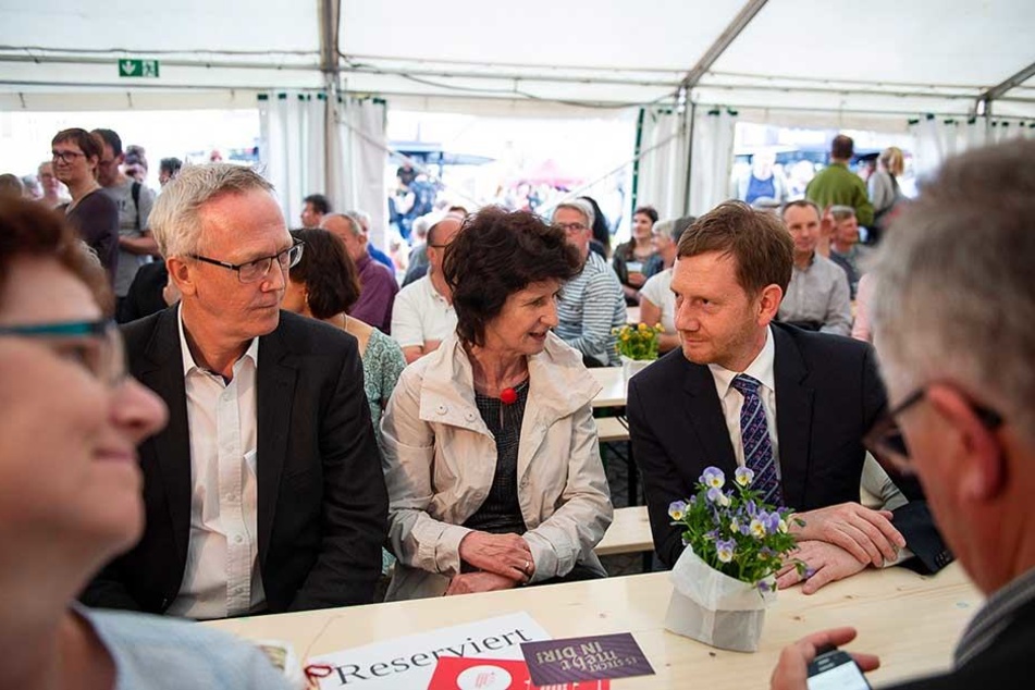 Michael Schlitt, Chef der Stiftung St. Marienthal, Sachsens Wissenschafts- und Kunstministerin Eva-Maria Stange und Ministerpräsident Michael Kretschmer (re.) während der Eröffnung des "Ostritzer Friedensfestes"