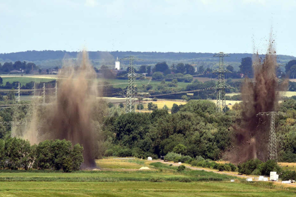 Das Bild zeigt die Sprengung von Weltkriegsbomben im Siebendörfer Moor.