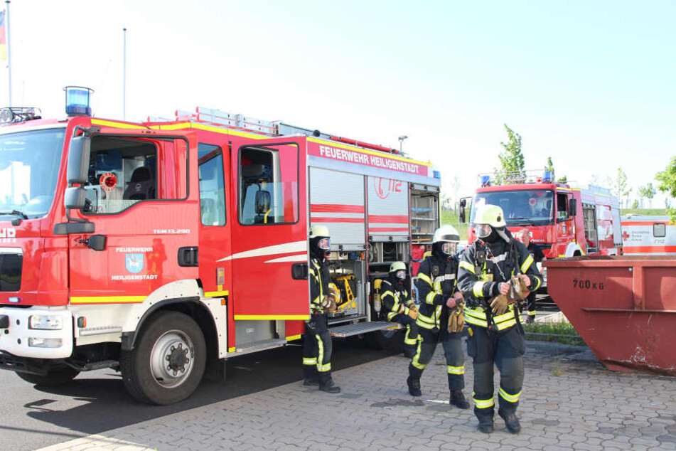 Unter Atemschutz untersuchte die Feuerwehr das Gebäude.