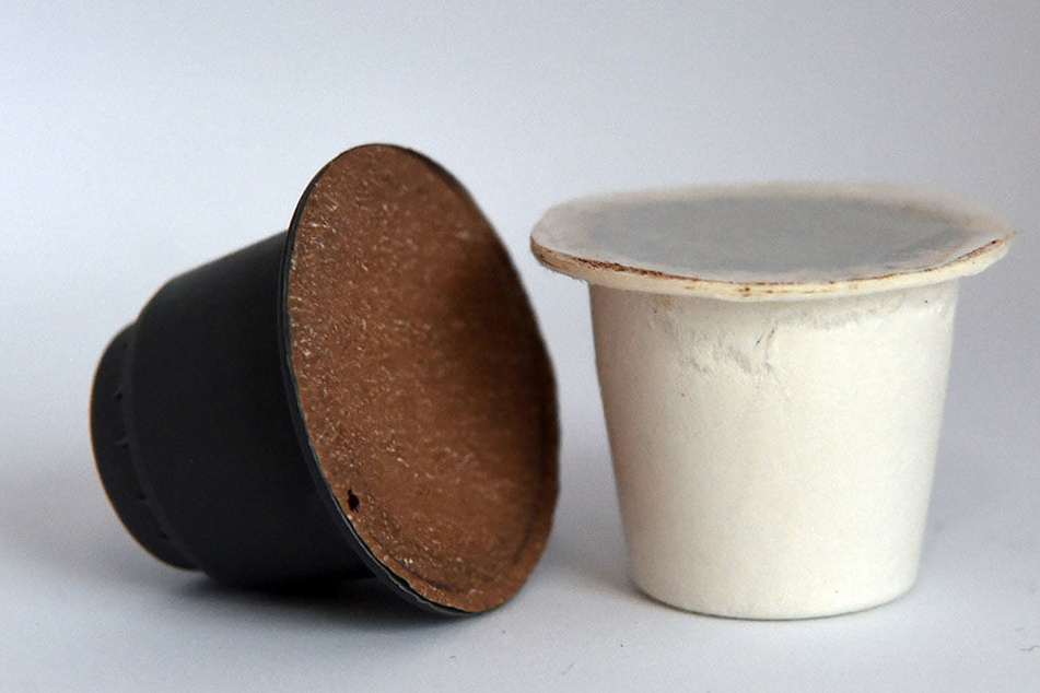 Eine Kaffeekapsel aus Papier (re.) und eine aus biologisch abbaubaren Plastik des Bremer Herstellers Velibre. Die Kaffekapseln aus Papier sollen die weltweit ersten sei, die in Nespresso-Maschinen funktionieren.