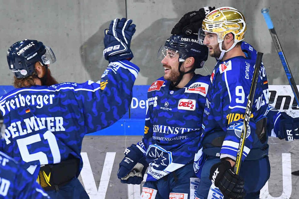 Torjubel bei den Dresdnern. Die Eislöwen gewannen 4:1.