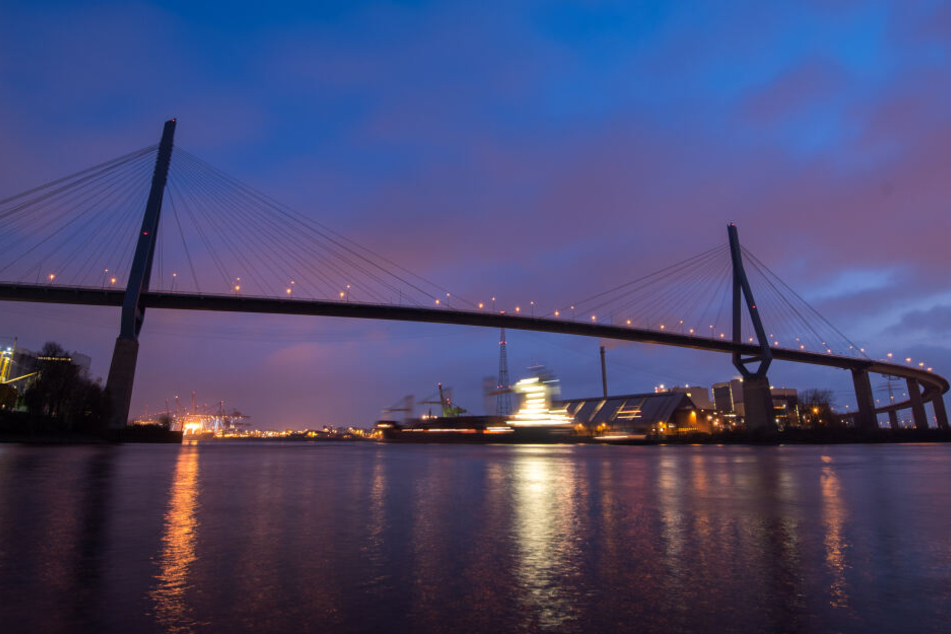Blick während der "blauen Stunde" auf die Hamburger Köhlbrandbrücke über die Elbe.