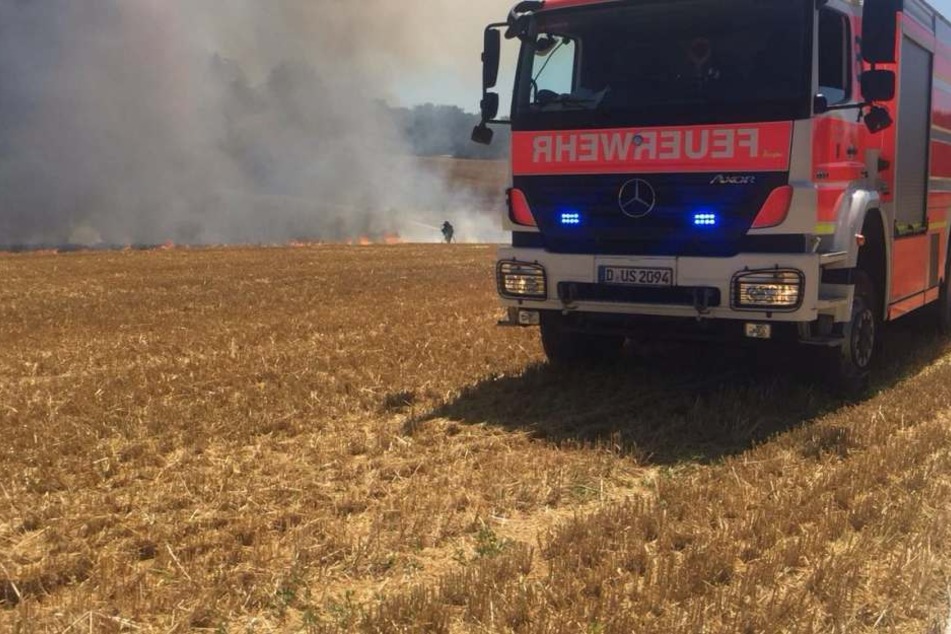 Die Feuerwehr rückte mit mehreren Fahrzeugen an.