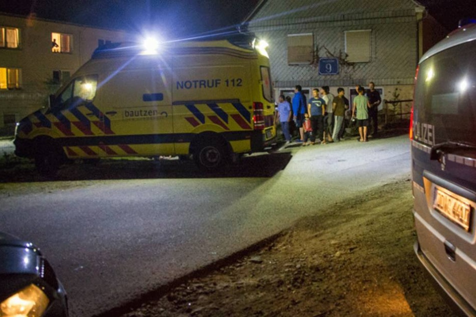 Einsatzkräfte vor dem Asylheim in Neukirch (Landkreis Bautzen).