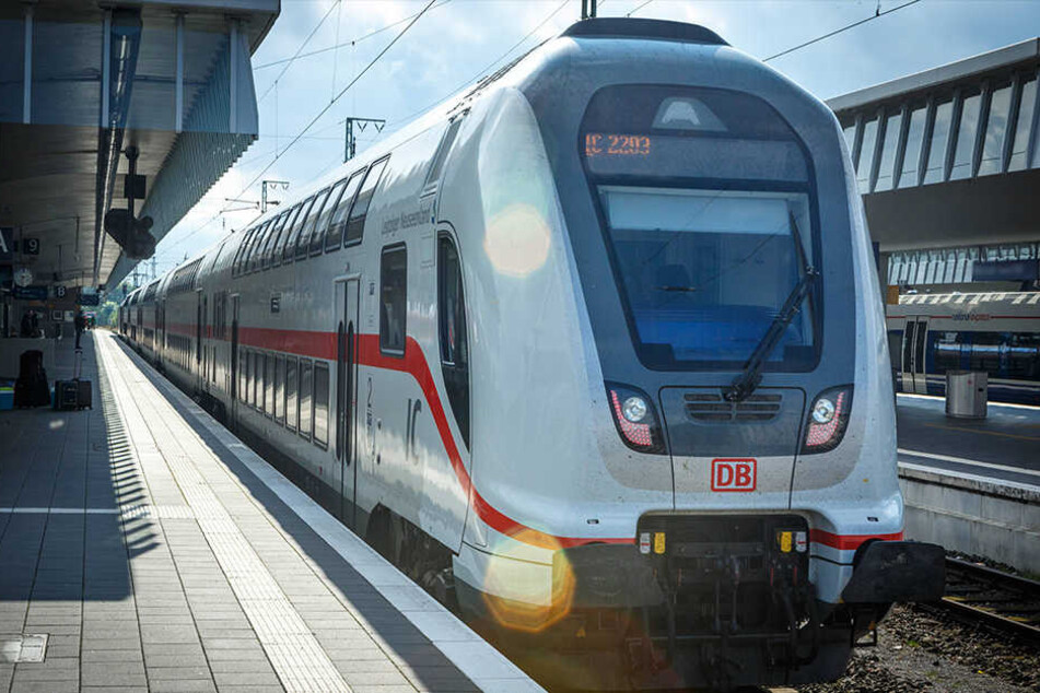 In den neuen Doppelstock-Zügen wurde einem schlecht. Damit soll jetzt Schluss sein. (Symbolbild)