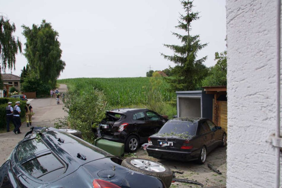Die Frau flüchtete nach ihrer Kollision mit einem Radfahrer durch ein Maisfeld und übersah die beiden parkenden Pkw.
