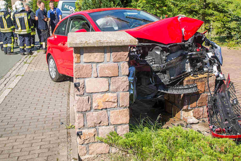 Der Seat krachte mit voller Wucht gegen die Säule.