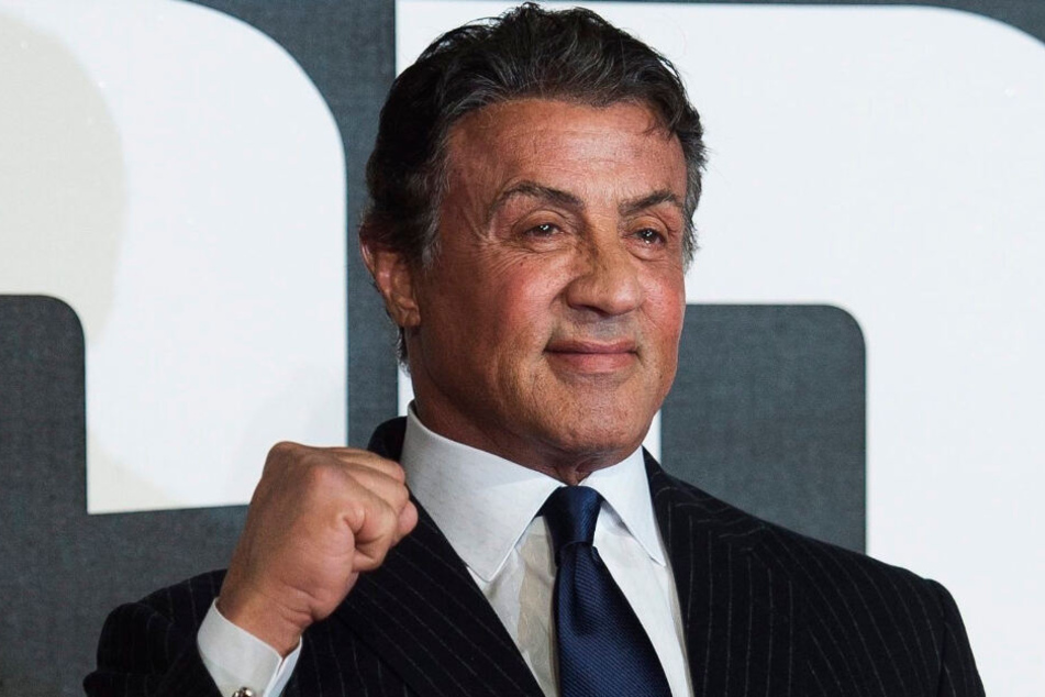 So kennen die Fans Sly Stallone: Schwarze Haare, glatt rasiert.