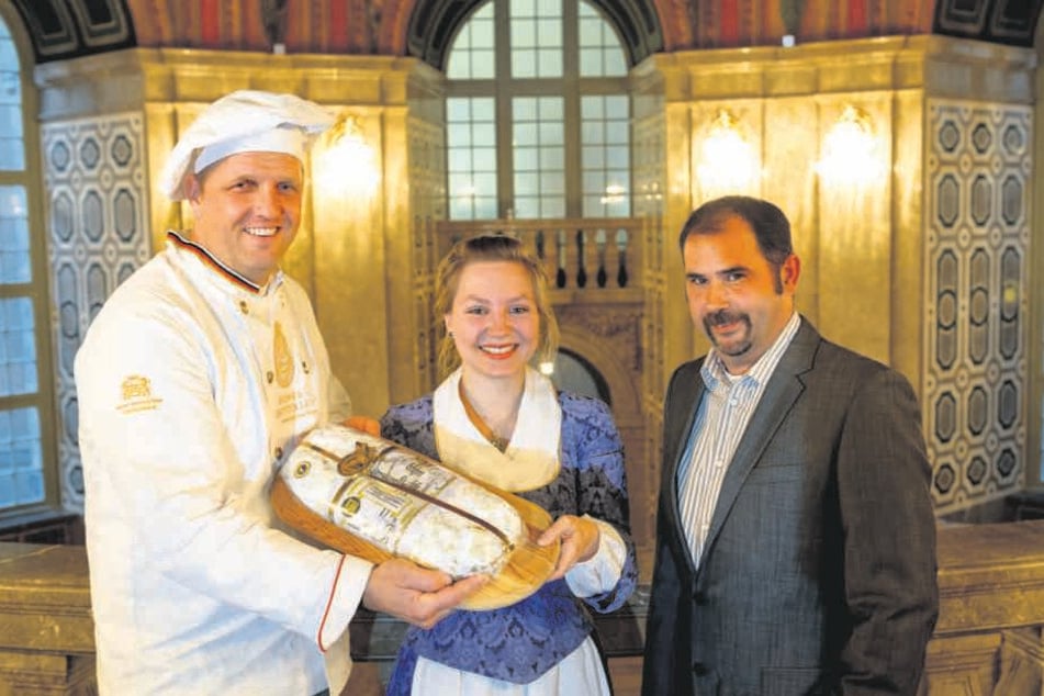 Das Stollenfest am 8. Dezember zählt wieder zu den Höhepunkten. Bäckermeister René Krause (42), Stollenmädchen Lina Trepte und Programm-Chef Alexander Siebeke (46) freuen sich schon.
