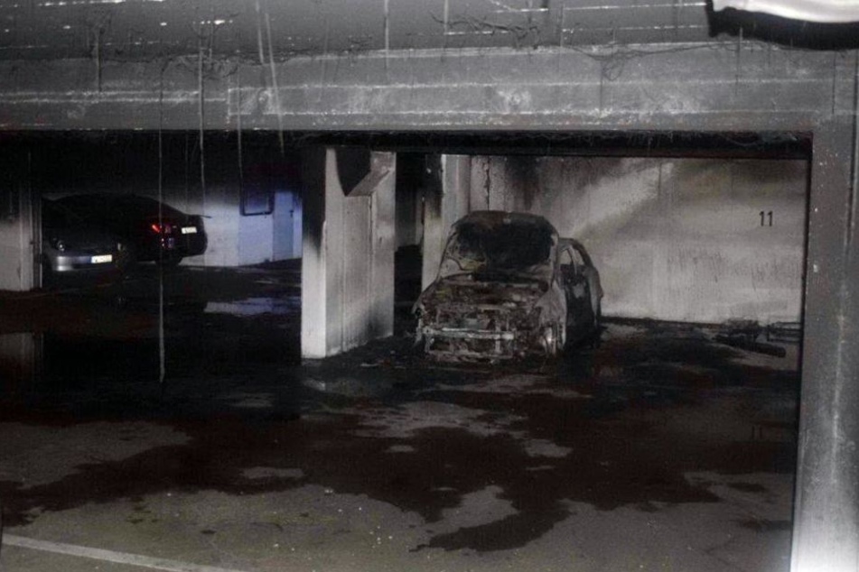 Bei dem Brand in der Tiefgarage entstand Sachschaden an PKW und Gebäude.
