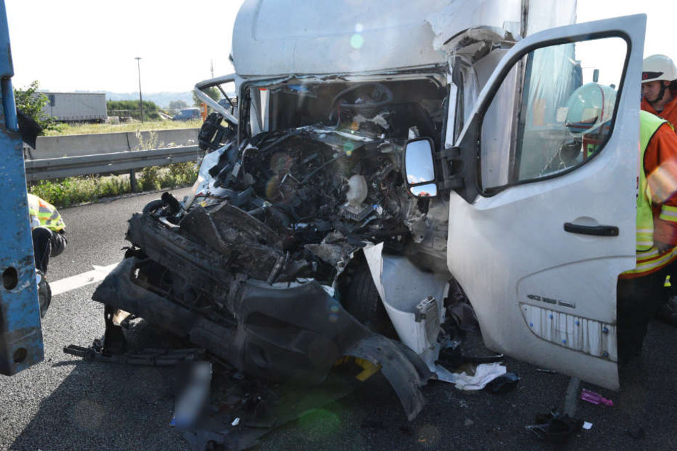Der Fahrer wurde im Wrack seines Transporters eingeklemmt, kam ins Krankenhaus.