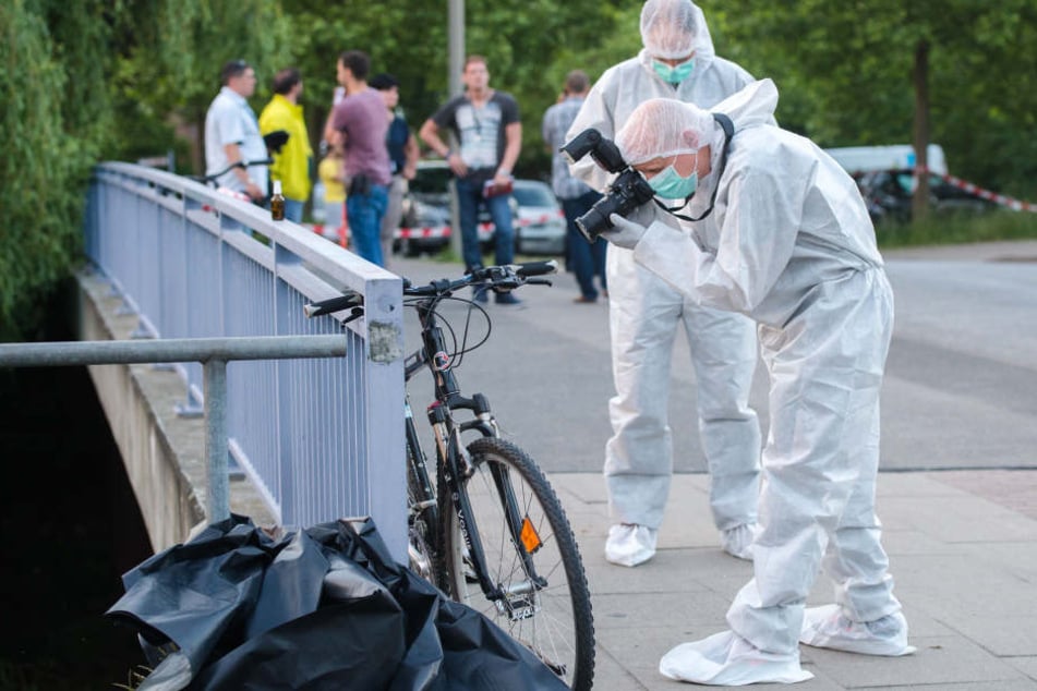 Ein Ermittler der Polizei fotografiert in Neuallermöhe das Fahrrad des Opfers.