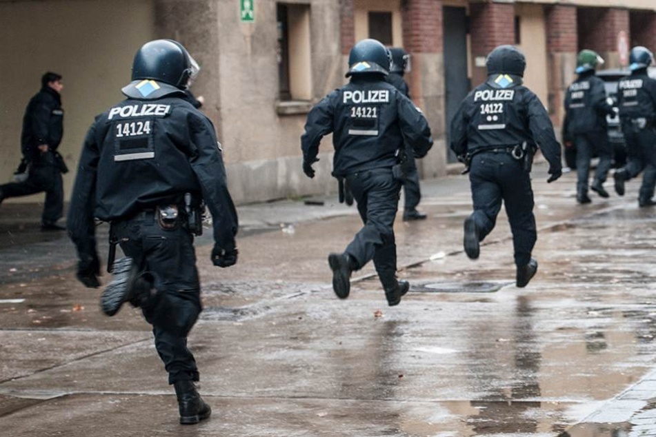 Die Polizei musste mit einem Großaufgebot die Lage unter Kontrolle bringen (Symbolfoto).