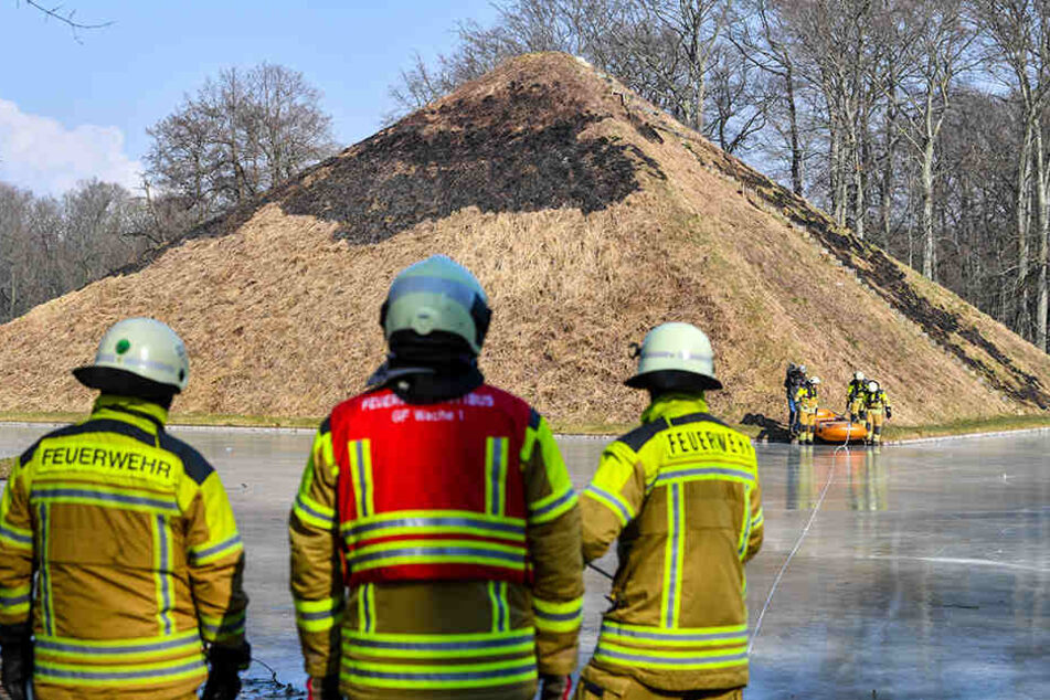 Über die Eisfläche verschafften sich Feuerwehrmänner Zutritt zur Seepyramide.