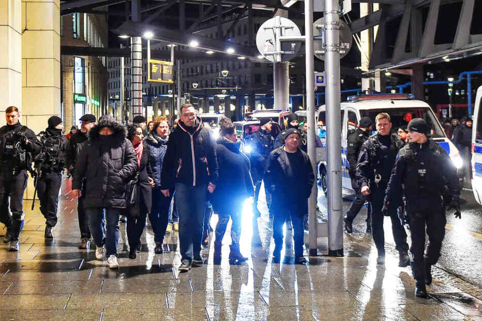 Rene Jahn (52) wollte mit einer Hand voll Anhängern durch die Stadt spazieren.