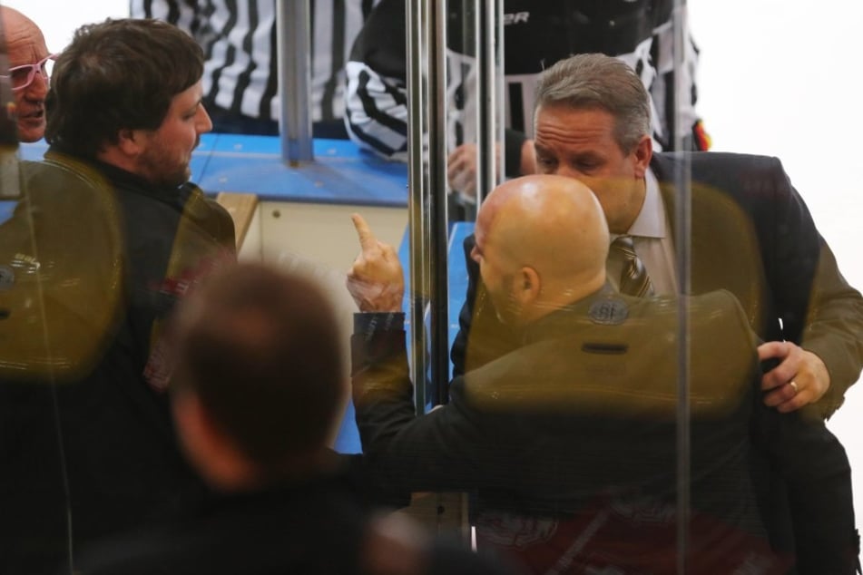 Kassel-Trainer Rico Rossi (mir erhobenem Finger) regt sich über Frankfurts Stadionsprecher Rüdiger Storch (ganz links) auf.