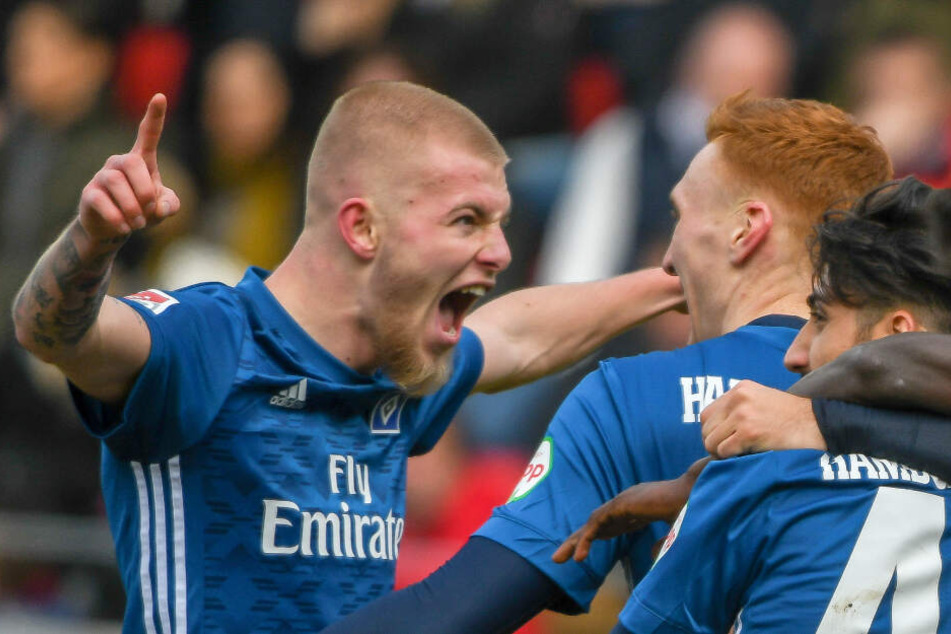 Rick van Drongelen (links) jubelt mit Torschütze David Bates über dessen ersten Treffer im HSV-Dress.