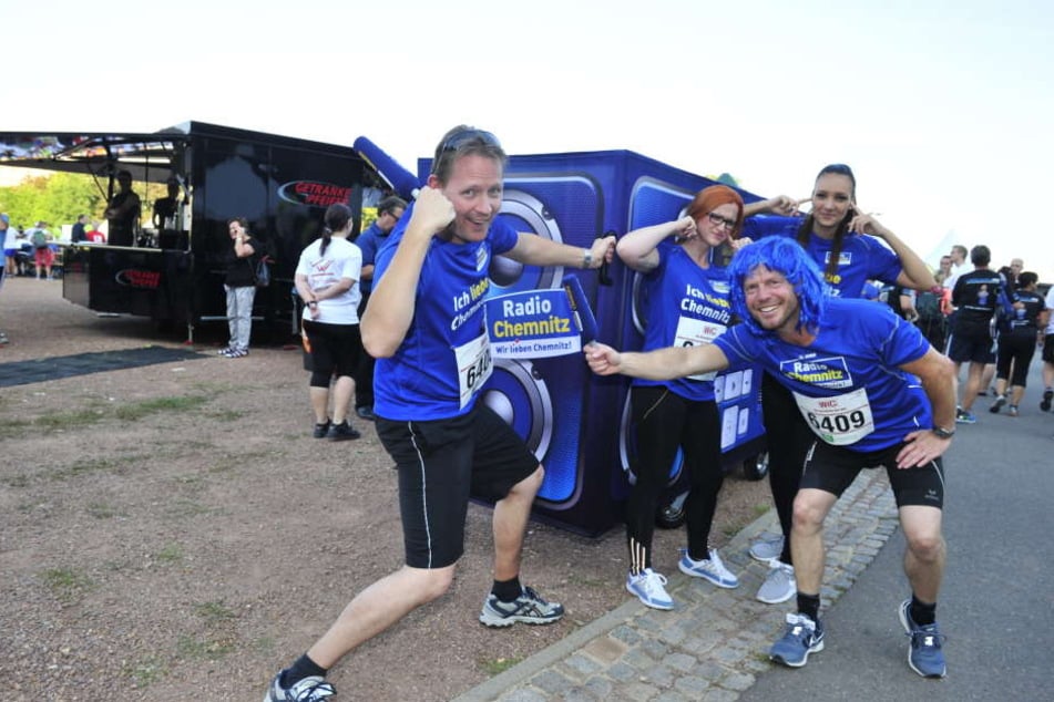 Vertreter des "Radio Chemnitz"-Teams witzeln am Rande des Laufs.