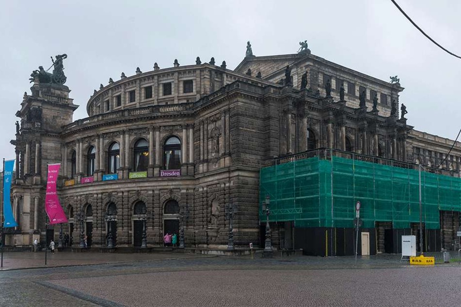 Die Nordseite der Semperoper ist
eingerüstet, ein grünes Netz schützt vor Staub und Sonne.