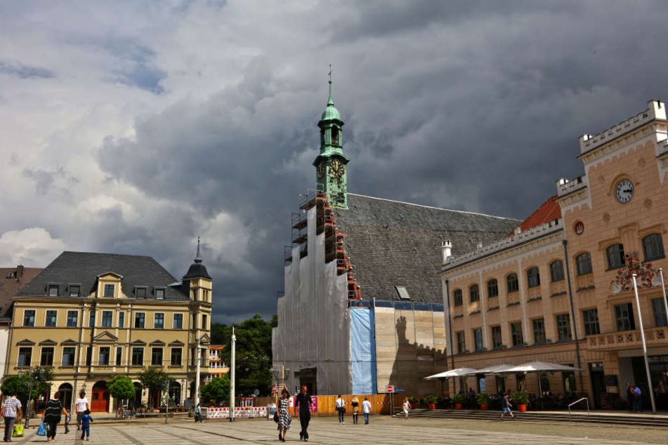 Dunkle Wolken über dem Zwickauer Gewandhaus: Die Sanierung wird länger dauern und auch mehr Geld kosten.