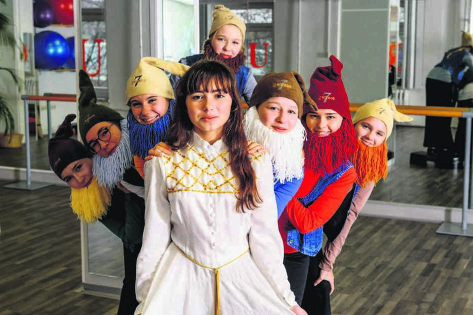Schneewittchen und die sieben Zwerge von der Luxor Dance Company proben für die große Märchen-Revue in der Herkuleskeule.