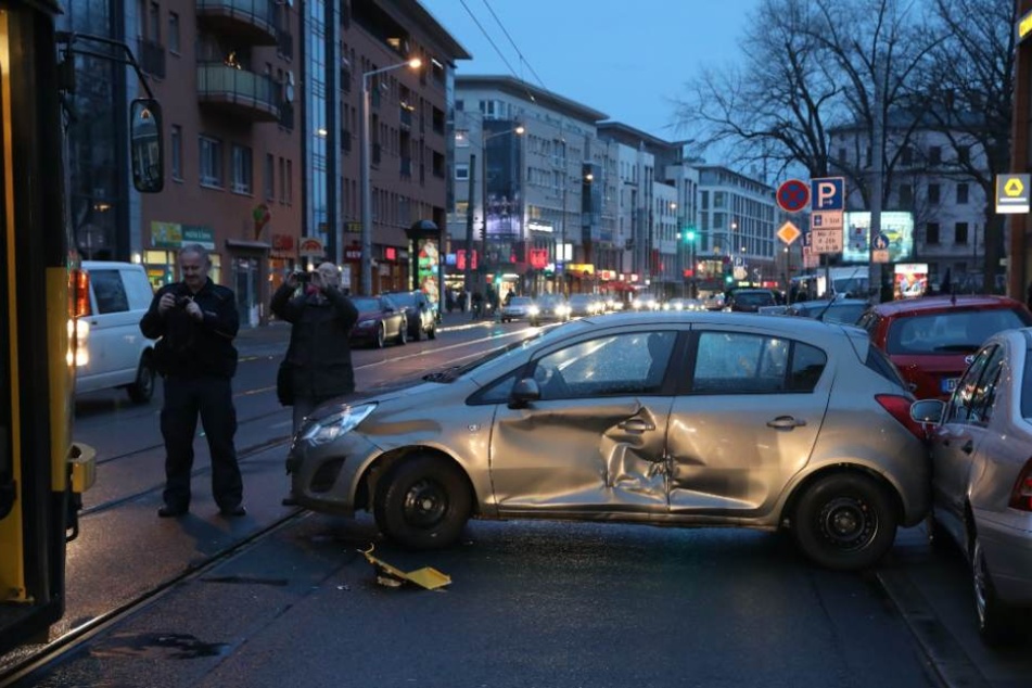Beim Ausparken wurde der Opel Corsa von der Bahn in Richtung Postplatz erwischt.