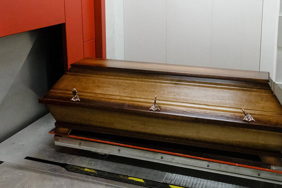 Auf dem Weg zu seiner Beerdigung schlug der junge Mann plötzlich die Augen auf.