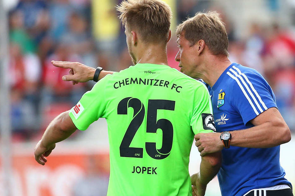 Björn Jopek war zwei Mal in der
Startelf, gegen Frankfurt saß er draußen. Trainer Sven Köhler (r.) schenkte
Jamil Dem das Vertrauen.