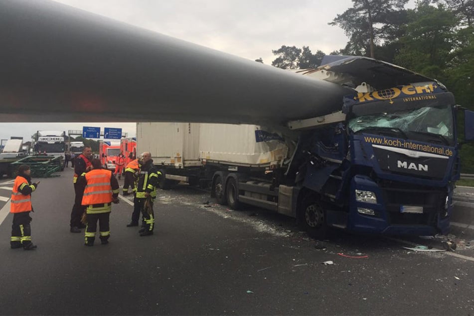 Mit voller Wucht krachte der Lkw in den Flügel des Windrades.