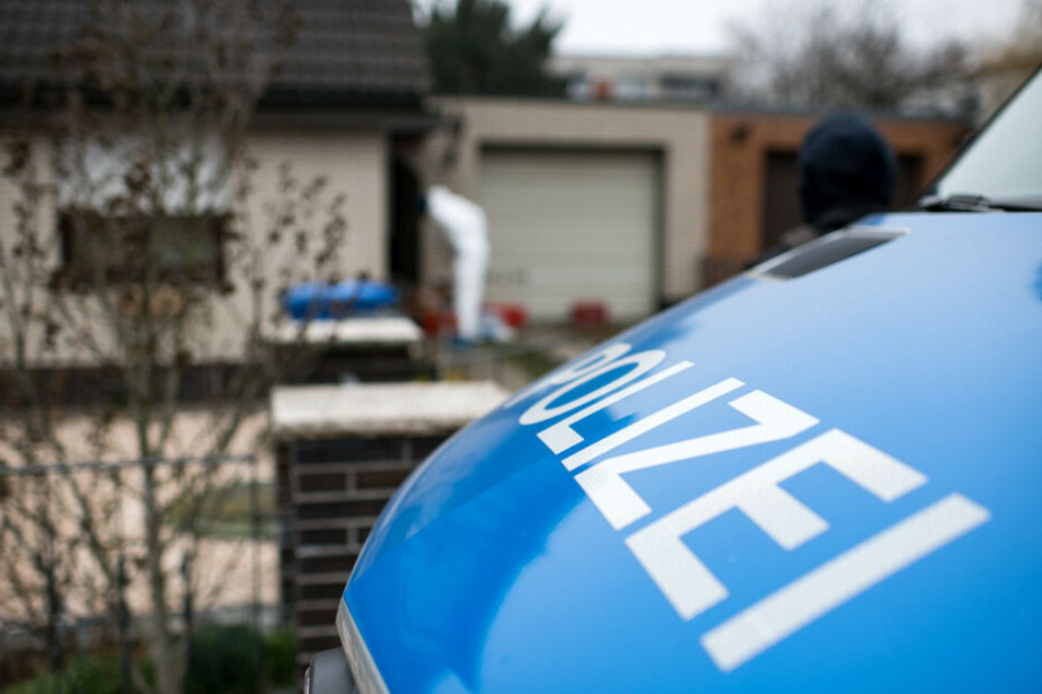 Ein Polizeiauto parkt vor dem Haus von Rebeccas Schwester!
