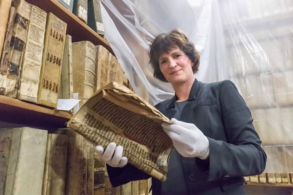Ines Lorenz verwaltet im Stadtarchiv wichtige Freiberger Dokumente, darunter 3100 Urkunden - die älteste ist aus dem Jahr 1224.