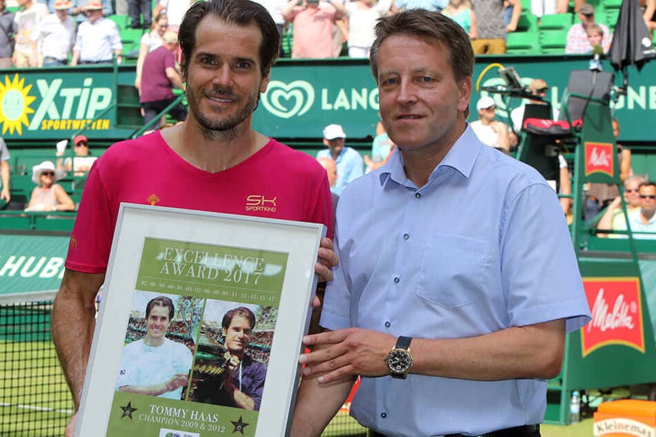 Turnierdirektor Ralf Weber (r.) zeichnete Tommy Haas mit dem "Excellence Award" aus.